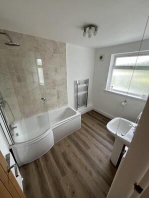 Casa | Baño | Regadera, secadora de cabello, toallas 