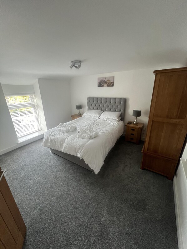 3 bedrooms, iron/ironing board, free WiFi, bed sheets - Tydfil Retreat - 3 Bedroom Cozy House (Merthyr Tydfil)