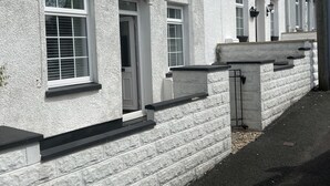 Una hilera de casas de ladrillo blanco con múltiples ventanas y puertas.