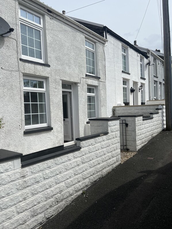 House | Exterior - Tydfil Retreat - 3 Bedroom Cozy House (Merthyr Tydfil)