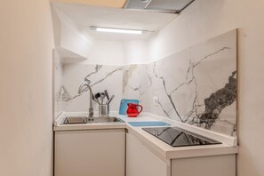 Kühlschrank, Mikrowelle, Kochgeschirr/Geschirr/Besteck, Esstisch