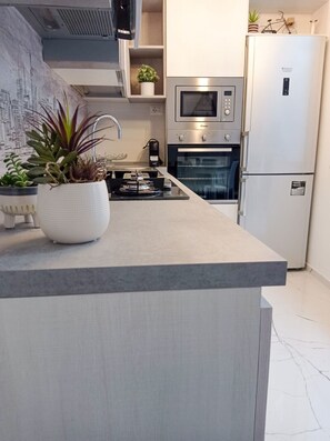 Refrigerador, microondas, horno y parrilla de estufa 