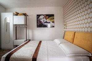 2 chambres, bureau, fer et planche à repasser, accès au Wi-Fi (inclus)