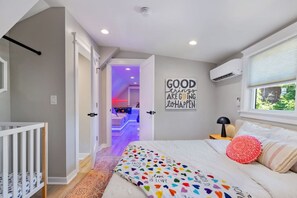 7 Schlafzimmer, Schreibtisch, Bügeleisen/Bügelbrett, Reisekinderbett