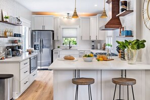 Køleskab, mikrobølgeovn, ovn, kogeplade