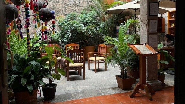 35-inch flat-screen TV with cable channels - Hotel Refugio Agustino (Morelia)