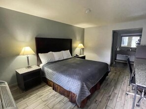Habitación individual económica, 1 cama King size | Escritorio, espacio para trabajar con laptop y insonorización