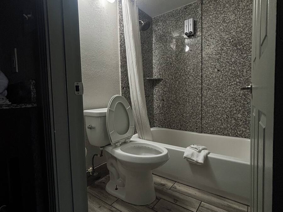Duschwanne, kostenlose Toilettenartikel, Handtücher, Seife