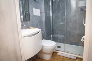 Douche, articles de toilette écologiques, sèche-cheveux