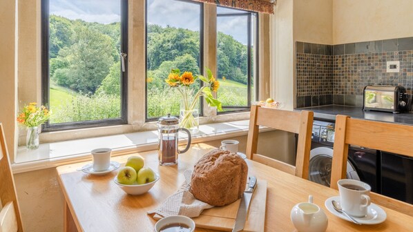 Dining - Lakeside Cottage, Cranham, Near Cheltenham - sleeps 4 guests in 2 bedrooms (Gloucester)