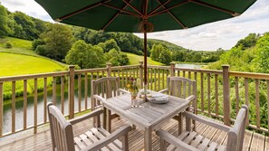 Outdoor dining - Lakeside Cottage, Cranham, Near Cheltenham - sleeps 4 guests in 2 bedrooms (Gloucester)