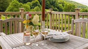 Outdoor dining - Lakeside Cottage, Cranham, Near Cheltenham - sleeps 4 guests in 2 bedrooms (Gloucester)