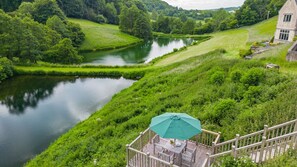 Property grounds - Lakeside Cottage, Cranham, Near Cheltenham - sleeps 4 guests in 2 bedrooms (Gloucester)