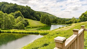 Property grounds - Lakeside Cottage, Cranham, Near Cheltenham - sleeps 4 guests in 2 bedrooms (Gloucester)