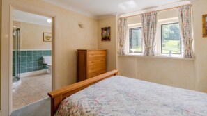 2 bedrooms, iron/ironing board, free WiFi, bed sheets - Lakeside Cottage, Cranham, Near Cheltenham - sleeps 4 guests in 2 bedrooms (Gloucester)