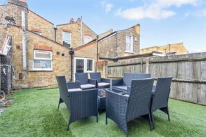 Outdoor dining - Captivating 4 Bedroom House & 3 minutes to the station (London)