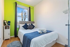 4 bedrooms, iron/ironing board, WiFi, bed sheets - Captivating 4 Bedroom House & 3 minutes to the station (London)