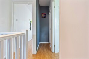 Interior - Captivating 4 Bedroom House & 3 minutes to the station (London)