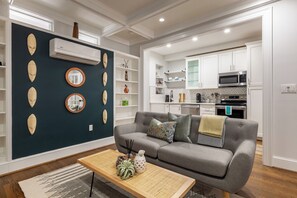 Living area - Oasis by the National Cathedral, American University, Georgetown, City Ridge (Washington)