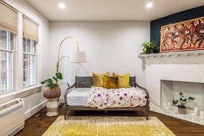 2 عدّة غرف نوم ومكواة/لوح كي وواي فاي وملاءات أسرّة