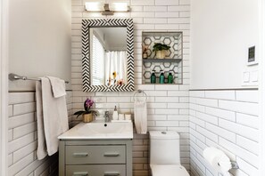 مجففات شعر، مناشف، صابون، شامبو