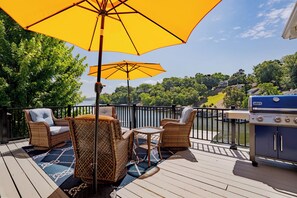 Property grounds - Captain's Quarters, Stylish Lakefront Home, private dock with two slips, 3 bedrooms and 3 bathrooms (Lake Ozark)