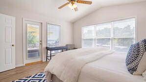 Room - Captain's Quarters, Stylish Lakefront Home, private dock with two slips, 3 bedrooms and 3 bathrooms (Lake Ozark)