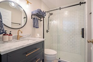 Shower, hair dryer, towels - Captain's Quarters, Stylish Lakefront Home, private dock with two slips, 3 bedrooms and 3 bathrooms (Lake Ozark)