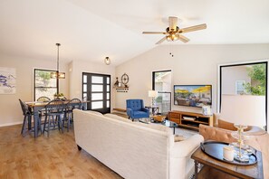 TV - Captain's Quarters, Stylish Lakefront Home, private dock with two slips, 3 bedrooms and 3 bathrooms (Lake Ozark)