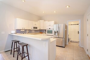 Fridge, microwave, oven, stovetop - Captain's Quarters, Stylish Lakefront Home, private dock with two slips, 3 bedrooms and 3 bathrooms (Lake Ozark)