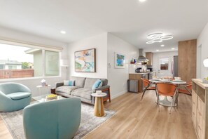 スマートテレビ、暖炉、書庫