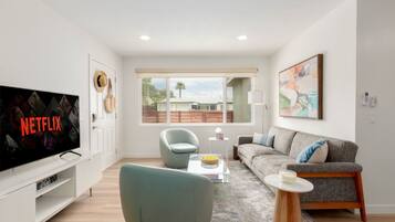 Una Smart TV, una chimenea, libros