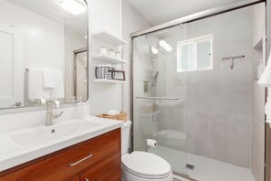 Asciugacapelli, asciugamani, sapone, shampoo