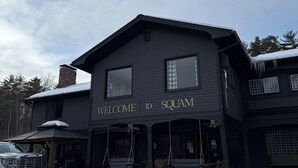 Un bâtiment à deux étages sur lequel on peut lire l’inscription : « BIENVENUE À SQUAM ».