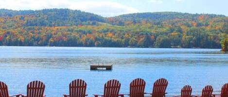 靠近海滩、沙滩椅、沙滩毛巾