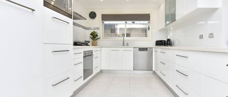 ثلاجة، ميكروويف، فرن، موقد طهي مسطح