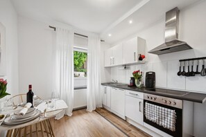 Køleskab, mikrobølgeovn, ovn, kogeplade