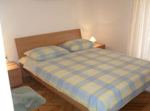 Iron/ironing board, WiFi, bed sheets