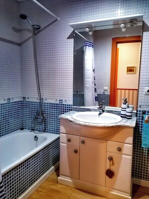 Secadora de cabello, toallas, papel de baño