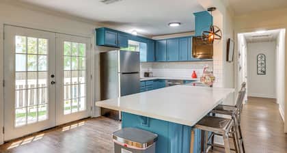 1 Mi to Moody Gardens & Beaches: Galveston Home