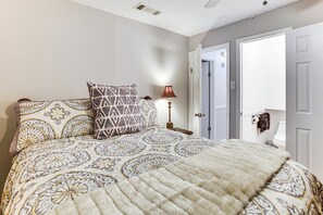 3 habitaciones, tabla de planchar con plancha, internet y ropa de cama 