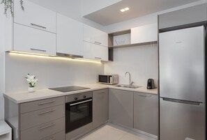 Réfrigérateur, un four, surface de cuisson, lave-vaisselle