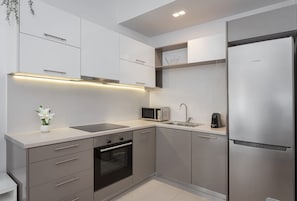 Réfrigérateur, un four, surface de cuisson, lave-vaisselle