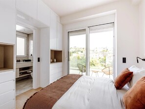 3 bedrooms, in-room safe, iron/ironing board, free WiFi