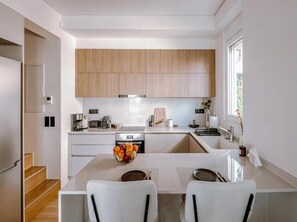Fridge, oven, stovetop, dishwasher