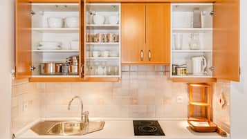 Frigorifero, piano cottura, lavastoviglie, seggiolone