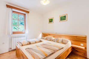 1 bedroom, Internet, bed sheets - Apt. with balcony and mountain view near Mangart (Log pod Mangartom)