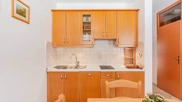 Frigorifero, piano cottura, lavastoviglie, seggiolone