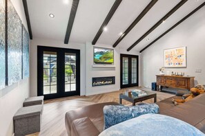 Smart-TV, Kamin, Arbeitsbereiche