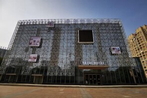 Een gebouw met een gevelopstelling, grote ramen en een opvallende ingang.